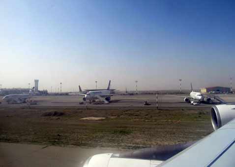 Наш самолёт выруливает по тегеранскому аэропорту.