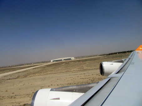 Наш самолёт взлетает в тегеранском аэропорту.