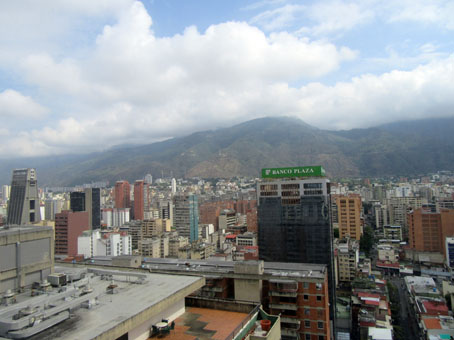 Вид на Каракас и Береговой хребет (Кордильеру де ла Коста) из окна моего номера.