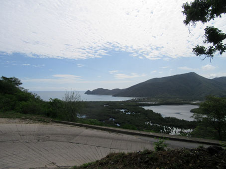 Вид на посёлок, лагуну и бухту Патанемо.