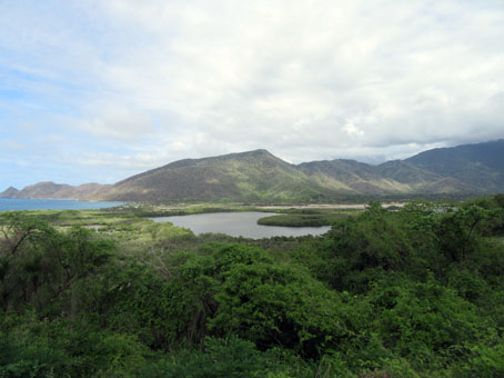 Вид на посёлок, лагуну и бухту Патанемо.