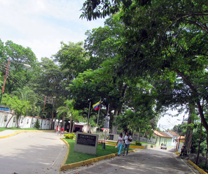 На въезде в Чорони установлен памятник, на котором написано: "штат Арагуа, высота 33 метра, 757 жителей, 103 дома, 162 км от Каракаса. 1840.