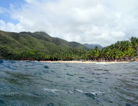 Взгляд на пляж Сепе из воды Карибского моря.