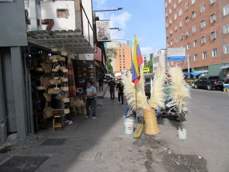 Это сувенирный рынок Лос Гуахирос в Каракасе рядом с метро Чакаито.