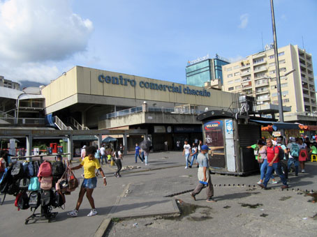 Это сувенирный рынок Лос Гуахирос в Каракасе рядом с метро Чакаито.