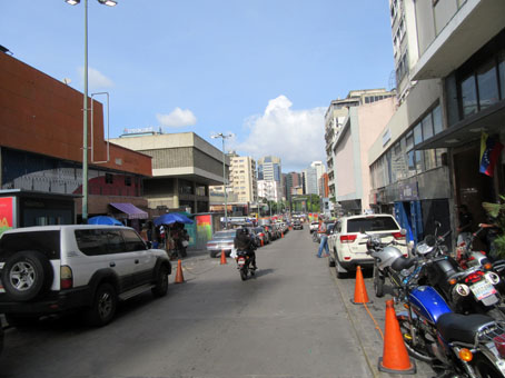 Рядом с метро Чакаито улица Гран Сабана ещё не пешеходная, в этом месте по ней могут передвигаться автомобили.
