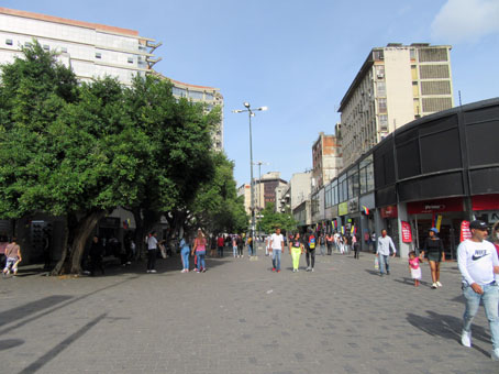 Магазинчики на торгово-пешеходной улице Гран Сабана.