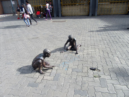 Статуи играющих детей на торгово-пешеходной улице Гран Сабана.
