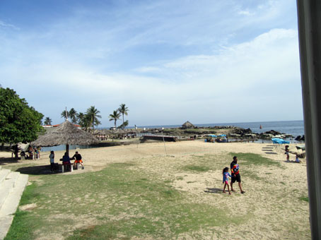 Пляж на самой военно-морской базе в Пуэрто-Кабельо.