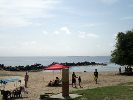 Пляж на самой военно-морской базе в Пуэрто-Кабельо.