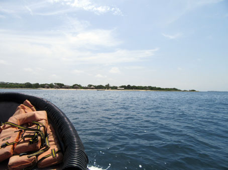 Вид с лодки на остров Короля (Isla del Rey).