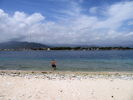 Вид с острова Короля на берег военно-морской базы.