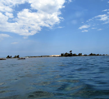 Коралловая отмель с песчаным островком около острова Длинный (Isla Larga).