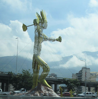 Вот такую скульптурную композицию увидел в Каракасе. Раньше я её не видел, хотя по той дороге часто ездил.