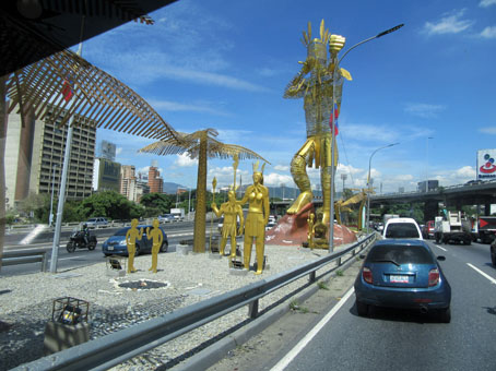 Вот такую скульптурную композицию увидел в Каракасе. Раньше я её не видел, хотя по той дороге часто ездил.