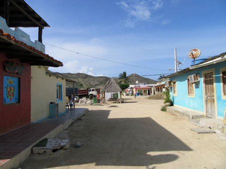 И мы пошли по улочкам до нашего гостевого дома. На побережье Карибского моря обычно не гостиницы, а гостевые дома - посады.