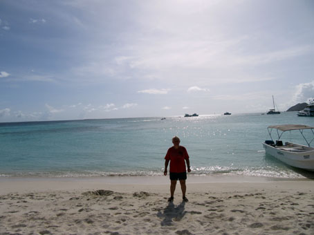 Я на фоне Карибского моря на пляже атолла Мадриски архипелага Лос Рокес.