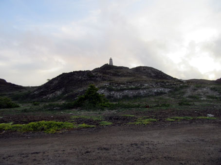 На одной из трёх гор острова Гран Роке установлен маяк.