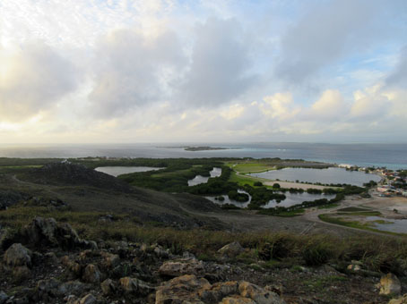 Вид с тропинки на другую сторону острова Гран Роке, на посёлок и на Карибское море.