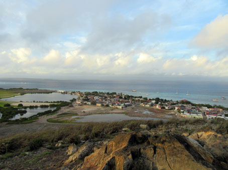 Вид с маяка на остров Гран Роке, посёлок и Карибское море.