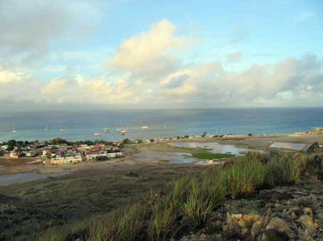 Вид с маяка на остров Гран Роке, посёлок и Карибское море.