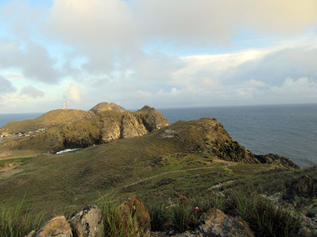 Вид с маяка на остров Гран Роке и Карибское море.