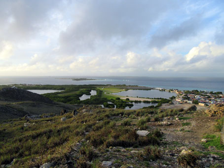 Вид с маяка на остров Гран Роке и Карибское море.