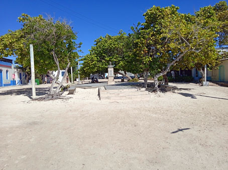 На площади около аэропорта на острове Гран Роке.