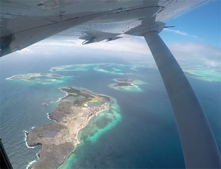 Полёт над атоллами архипелага Лос Рокес.
