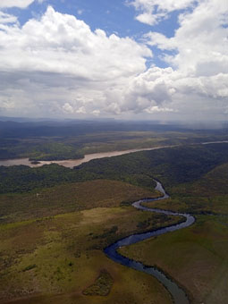 Река Каррао впадает в Карони.