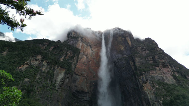 Водопад Анхель (Керепакупай Вена) вид с квадрокоптера.