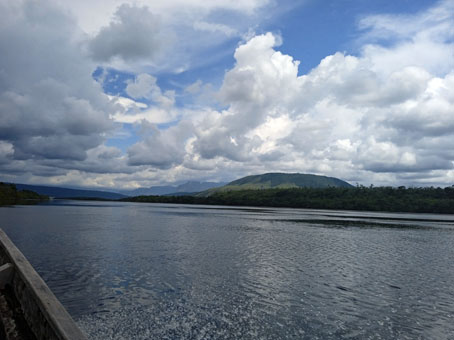 Приплываем в озеро (лагуну) Укайму (Ukaim Ö) на пемонском означает Место Силы Воды.