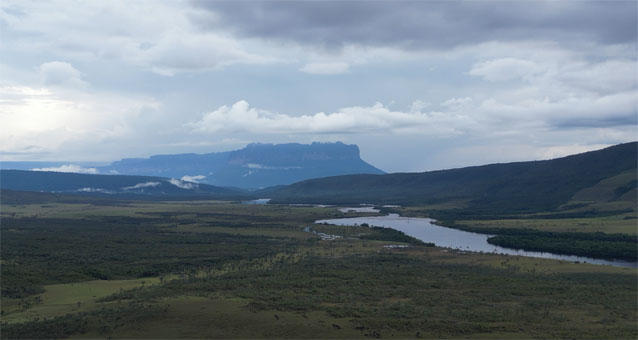 Вид с большей высоты на реку Каррао и плоскогорье Топочи (Tök pochi tepuy).