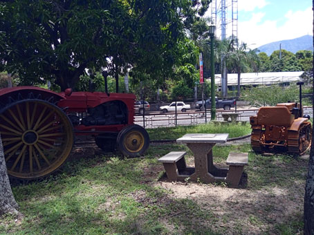 Старинные трактора в Музее Транспорта в Каракасе.