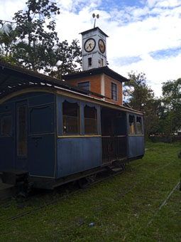 Старинный вагон на старинной станции.