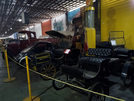 Старинные автомобили в павильоне Музея Транспорта.