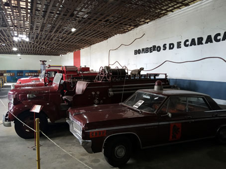 Старинная пожарная техника города Каракаса.