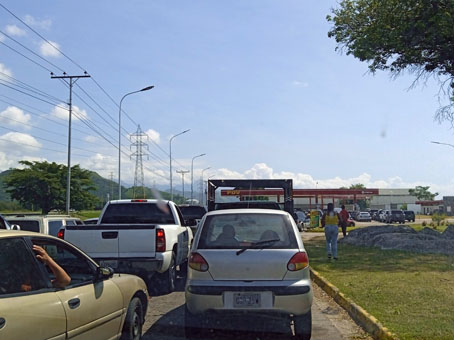 Очередь на бензоколонку по дороге из Валенсии в Каракас.