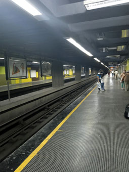 Станция метро Сабана Гранде в Каракасе. Кстати в метро не было карточек для входа и меня пустили бесплатно.