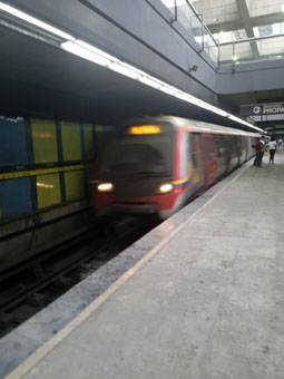 Прибытие поезда на станцию метро Миранда.