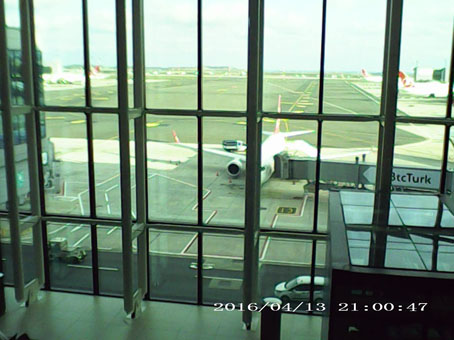 Вид на самолёты и лётное поле стамбульского аэропорта.