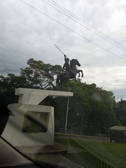 Памятник индейцу-копейщику в Битве при Боякá при въезде на военную базу "Толемайда".