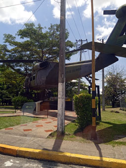 Старый вертолёт Армейской Авиации Колумбии, поставленный на постамент на территории военной базы "Толемайда".