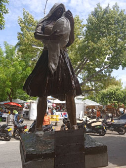 Статуя плакальщицы, также героини местных сказок и легенд.