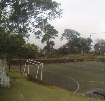 Есть в парке и футбольное поле, вернее площадка.