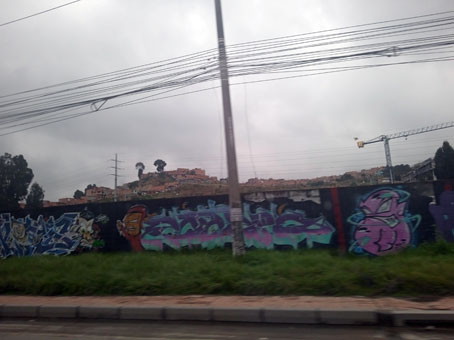 Вот так выглядят трущобы Боготы, и они очень напоминают такие же кварталы в Каракасе.