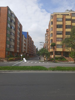 Переулок с современными домами, отходящий от проспекта Ла Эсперанса.