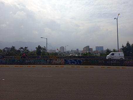 Вид на Боготу с моста через проспект Эль Дорадо (ведущий в аэропорт с таким же названием).