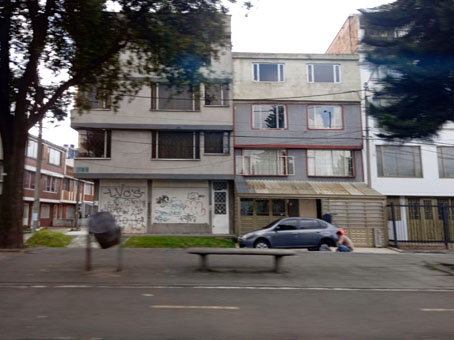 Есть и трёх и четырёхэтажные дома в Боготе.