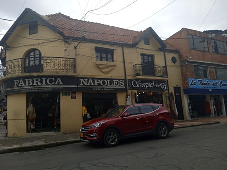 Торгово-ремесленная лавка "Фабрика Наполес" на улице 63f, где выставляют свою продукции колумбийские кожевники. По этой лавке мы искали эту улицу.